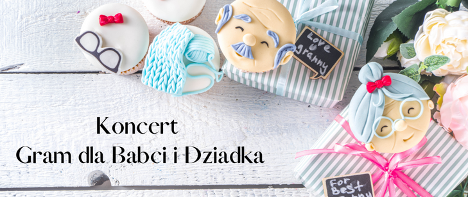 Afisz o kolorowym tle, na którym są prezenty opakowane w papier w paski przewiązane tasiemkami a na prezentach małe główki babci i dziadka oraz polukrowane marcepanowe ciasteczka z szalikiem na drutach i i okularami. Prezenty i ciastka leża na białych deskach. Poniżej napis: Koncert Gram dla Babci i Dziadka. 