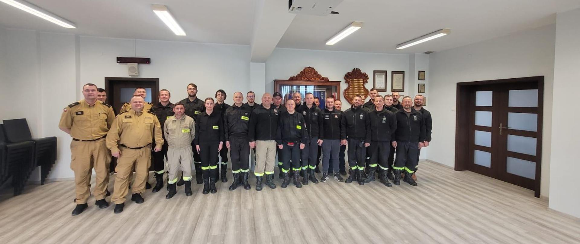 Zdjęcie grupowe strażaków po zakończonym egzaminie.