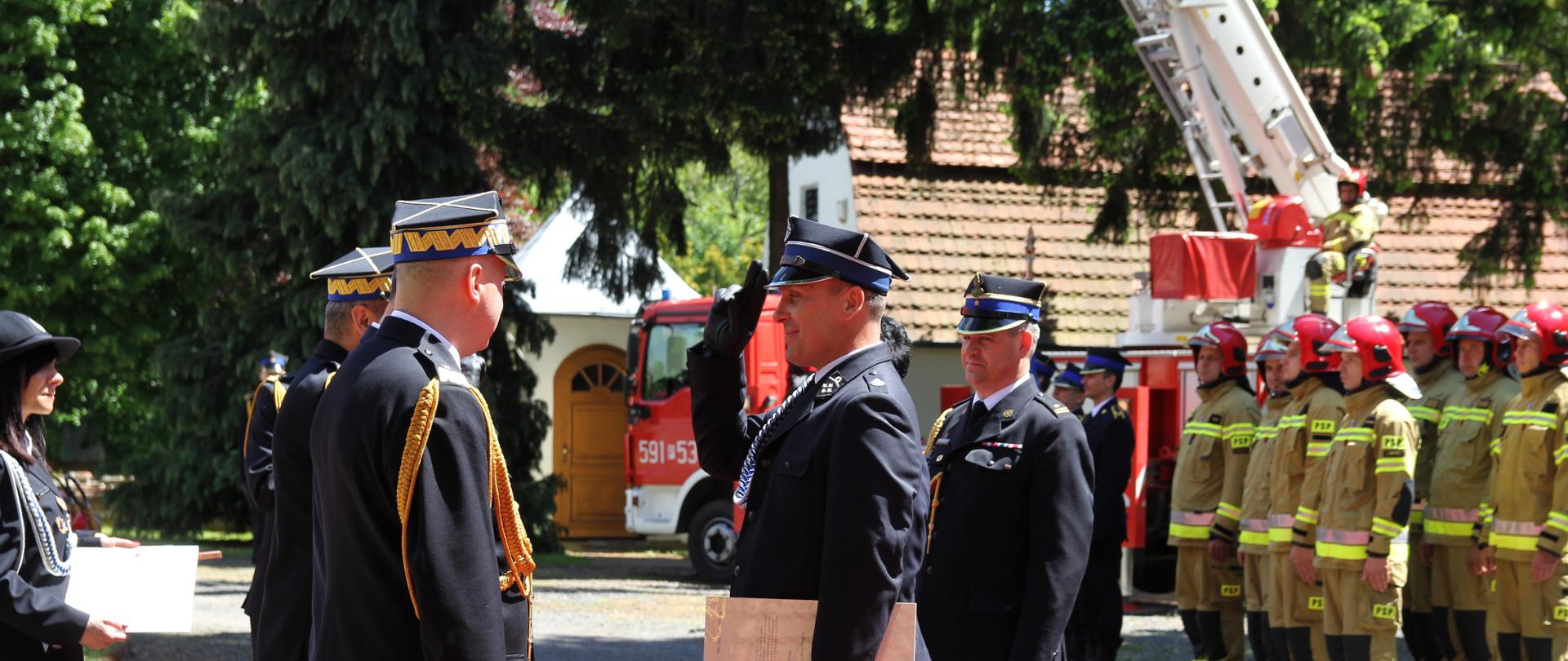 Widać kilku strażaków podczas uroczystości