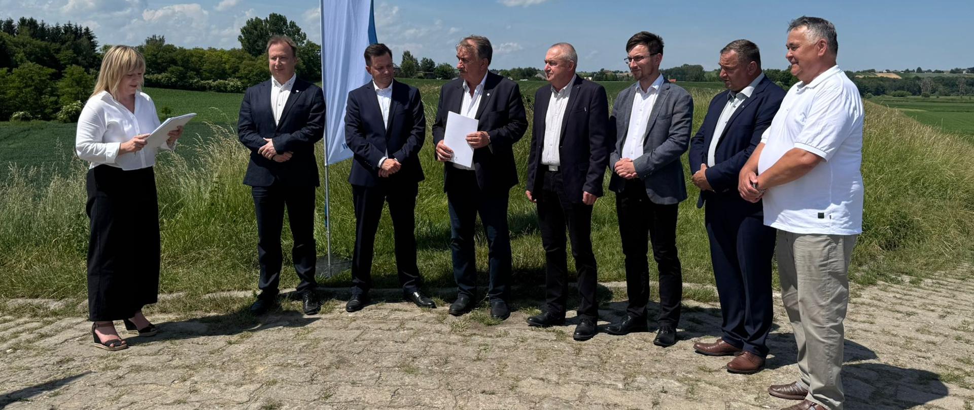 Wody Polskie w Krakowie podpisały umowę na realizację zadania „Rozbudowa lewego wału przeciwpowodziowego rzeki Wisły od ujścia potoku Kościelnickiego do ujścia rzeki Nidzicy Odcinek 2 - Lewy wał rzeki Wisły na terenie gm. Nowe Brzesko”.