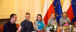 Sztab szkoleniowy i reprezentantki Polski w short tracku