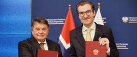 Na zdjęciu wiceminister funduszy i polityki regionalnej Jan Szyszko i ambasador Norwegii w Polsce Øystein Bø