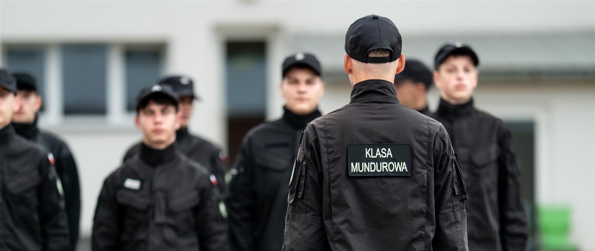 Uczniowie klasy strażackiej podczas zajęć musztry