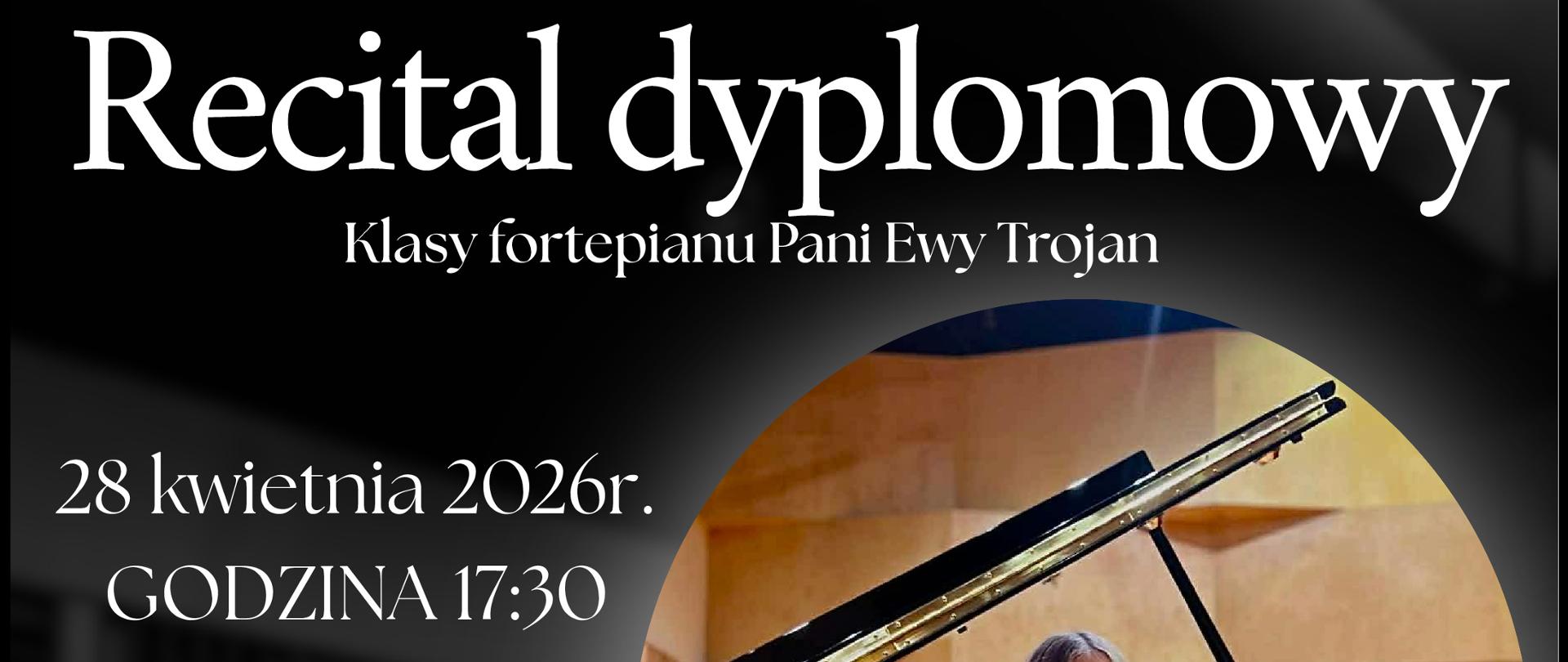 Plakat z wydarzeniem - Recitalem Dyplomowym klasy fortepianu Panu Ewy Trojan - Mileny Madej i Julii Bukowskiej, który odbędzie się 28 kwietnia 2026r. o godz. 17:30 w auli ZPSM w Dębicy, tłem plakatu w odcieniu czarno-białym jest aula szkolna i uczennice grające na fortepianie, na tym tle nałożone są w kolorze zdjęcia uczennic; w połowie plakatu po prawej stronie w kółku przy fortepianie jest zdjęcie Mileny, w dolnym lewym rogu umieszczono w zdjęcie również w kółku przy fortepianie Julii, napisy na plakacie są białe