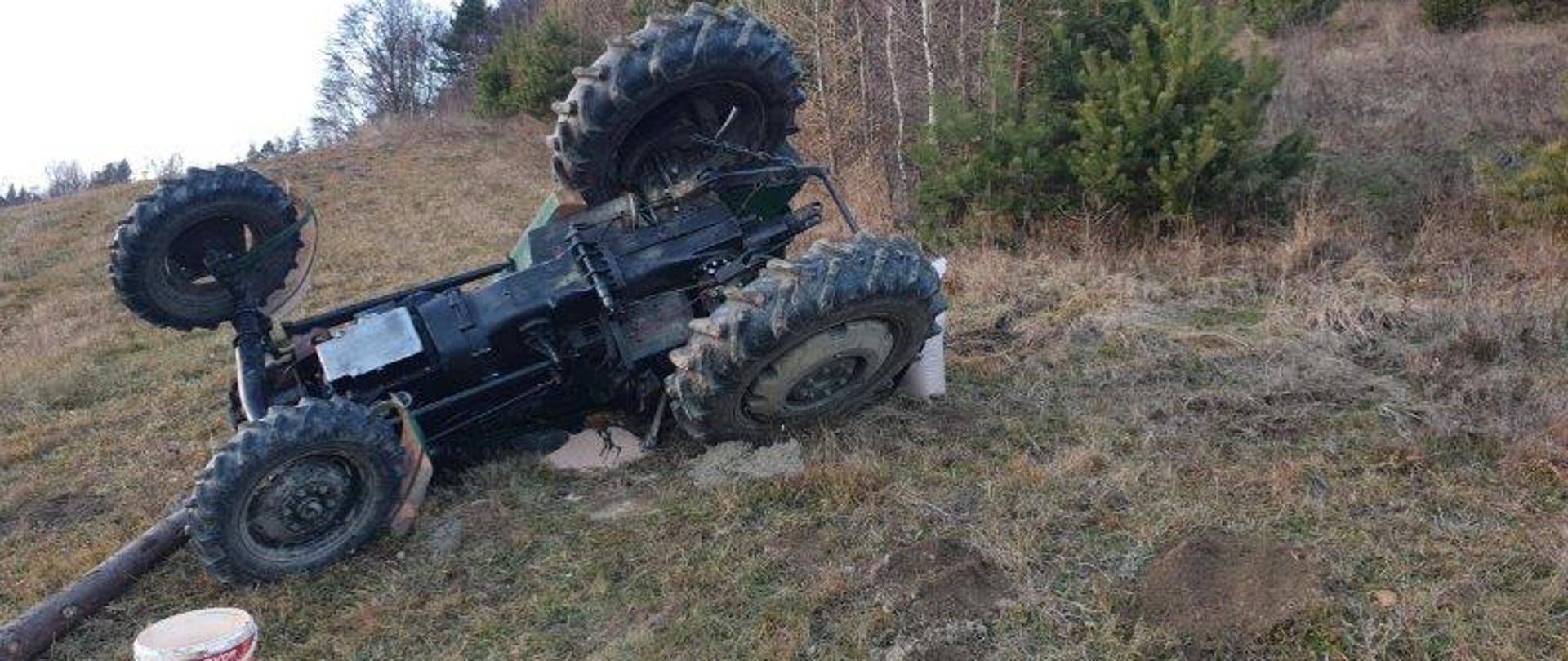 Przewrócony ciągnik rolniczy