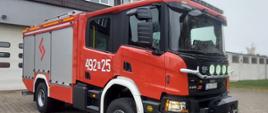 Na zdjęciu ciężki samochód ratowniczo-gaśniczy. Ujęcie przodu i prawego boku. 