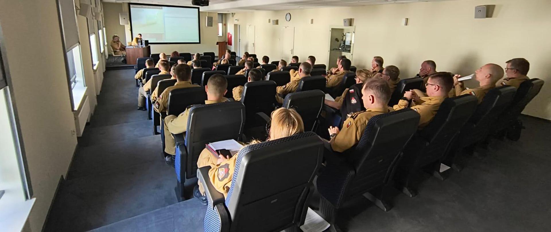 kadra komendy siedząc na sali