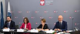 od lewej przewodniczący i prezes Rady GCNP Kamil Wyszkowski, wiceminister finansów Magdalena Rzeczkowska, wicepremier Jadwiga Emilewicz, minister klimatu Michał Kurtyka
