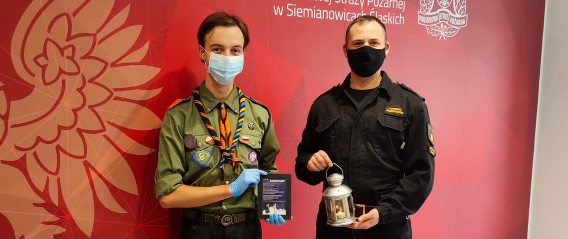 Na zdjęciu znajduje się Dowódca Jednostki Ratowniczo - Gaśniczej wraz z przedstawicielem Hufca ZHP w Siemianowicach Śląskich 