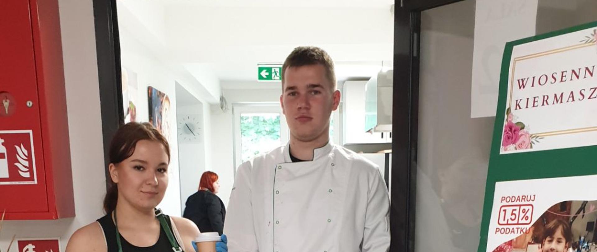 Zdjęcie nr 1.
Uczniowie klasy 3PT – Julia Piekut i Mariusz Wicik - podczas „charytatywnego kiermaszu wiosennego” na rzecz Laury Ryfki. ZSCKR w Potoczku 28.05.2026
