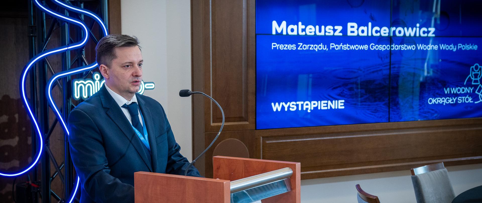 Prezes Wód Polskich Mateusz Balcerowicz podczas VI Wodnego Okrągłego Stołu we Wrocławiu