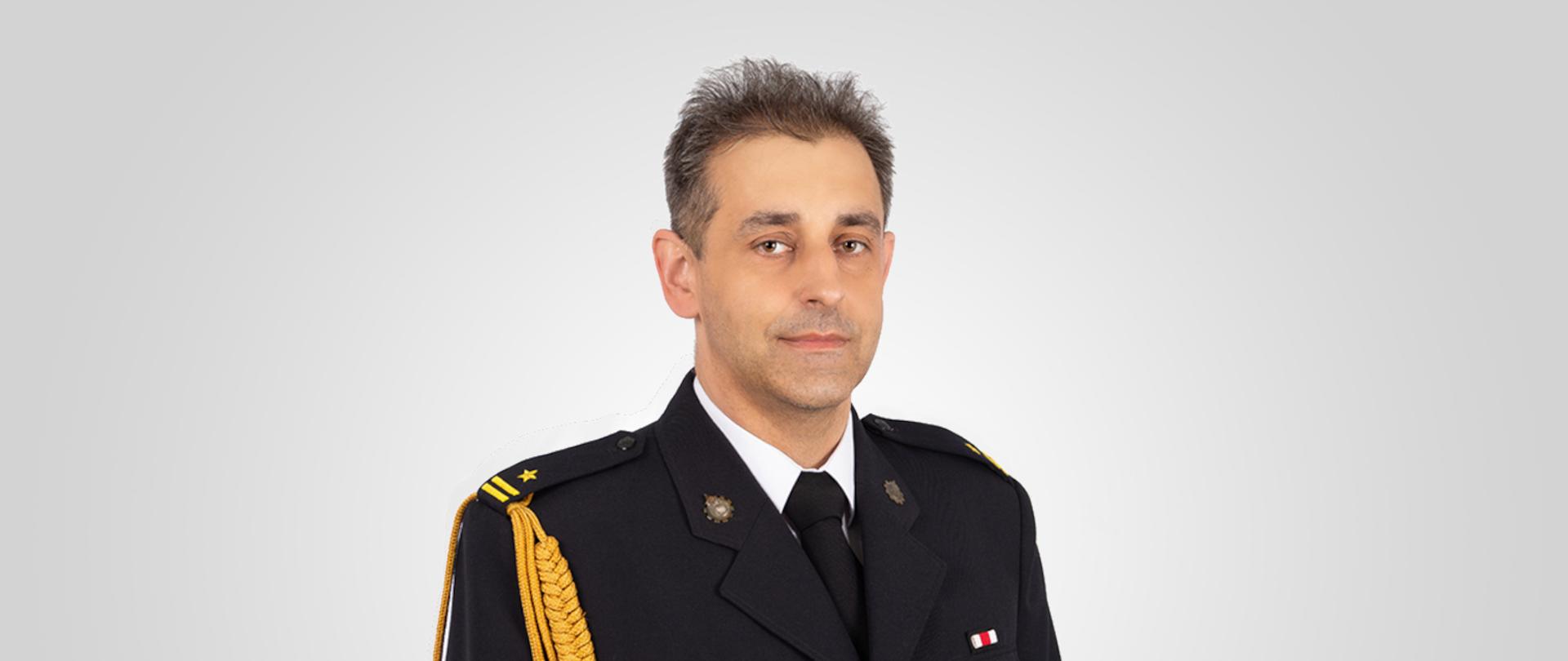 zdjęcie zastępcy komendanta powiatowego PSP w Stargardzie w mundurze galowym na jasnym tle