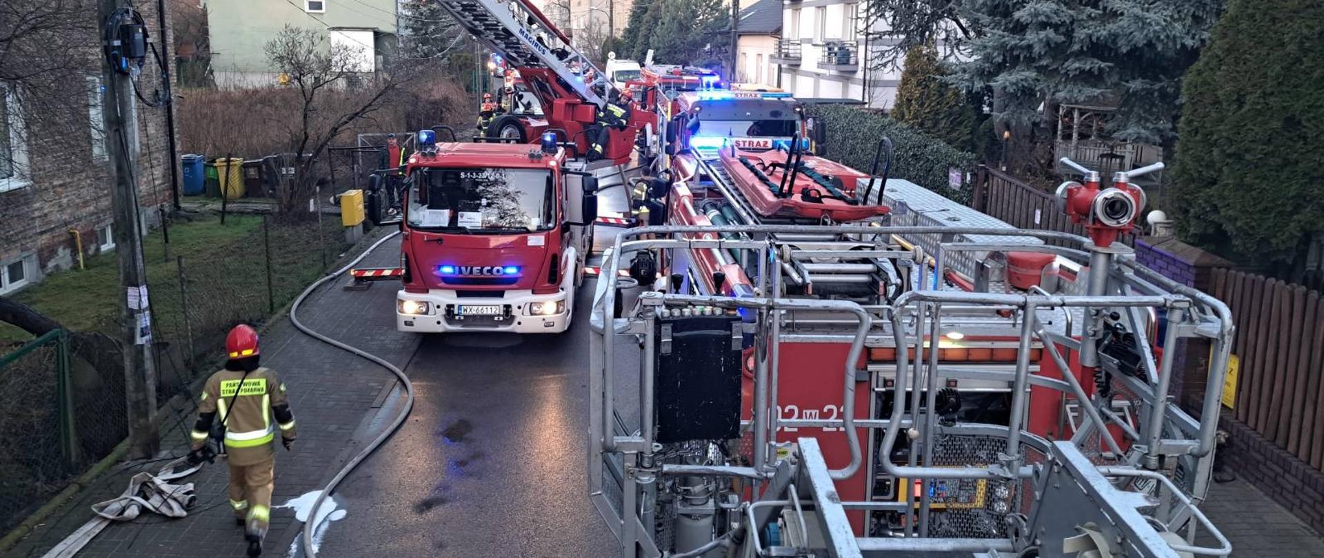 Samochody gaśnicze i sprawiona drabina mechaniczna na ul. Nike