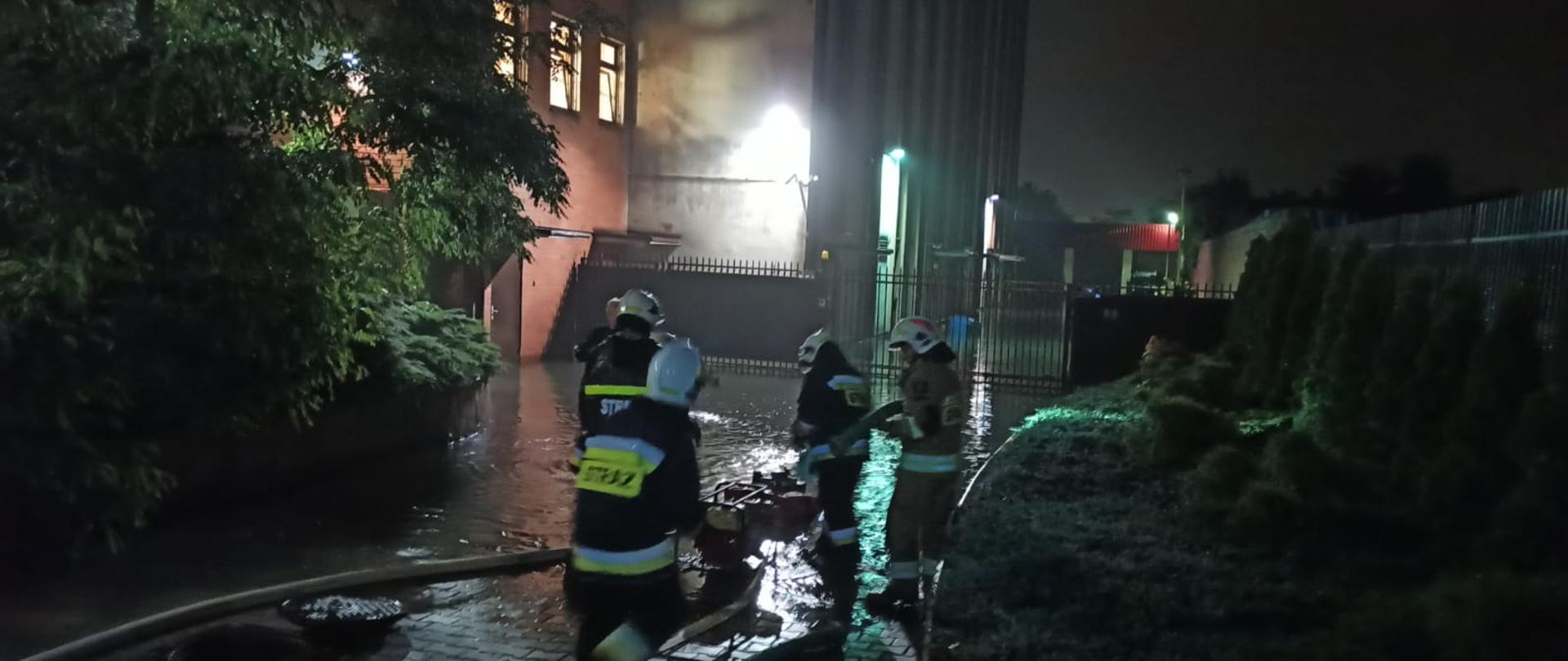 Strażacy usuwający skutki nawałnicy