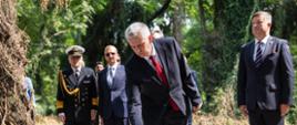 Polska delegacja na czele z ministrem Tomaszem Siemoniakiem składa kwiaty na grobach polskich pilotów na cmentarzu w Rawalpindi w Pakistanie