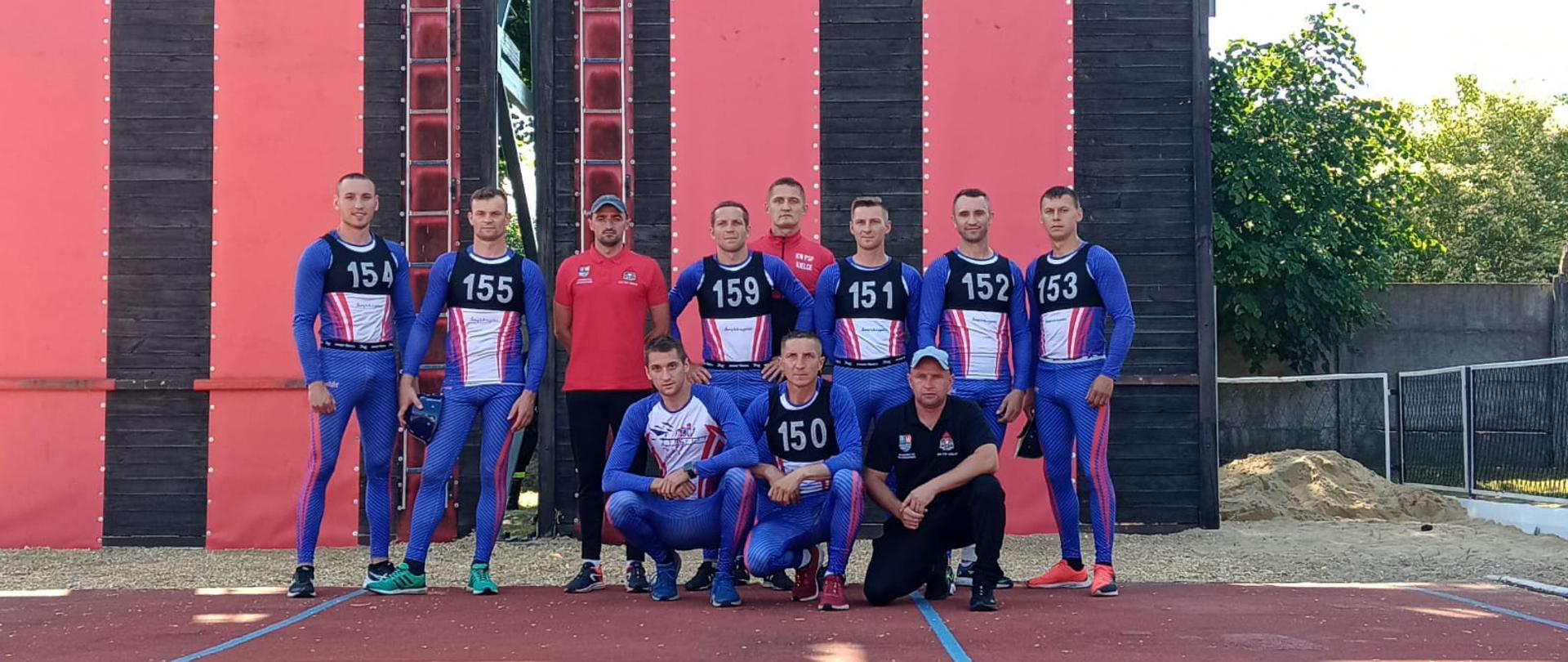 Na zdjęciu widzimy mężczyzn wchodzących w skład reprezentacji województwa świętokrzyskiego. Ubrani są w koszulki sportowe niebieskie.