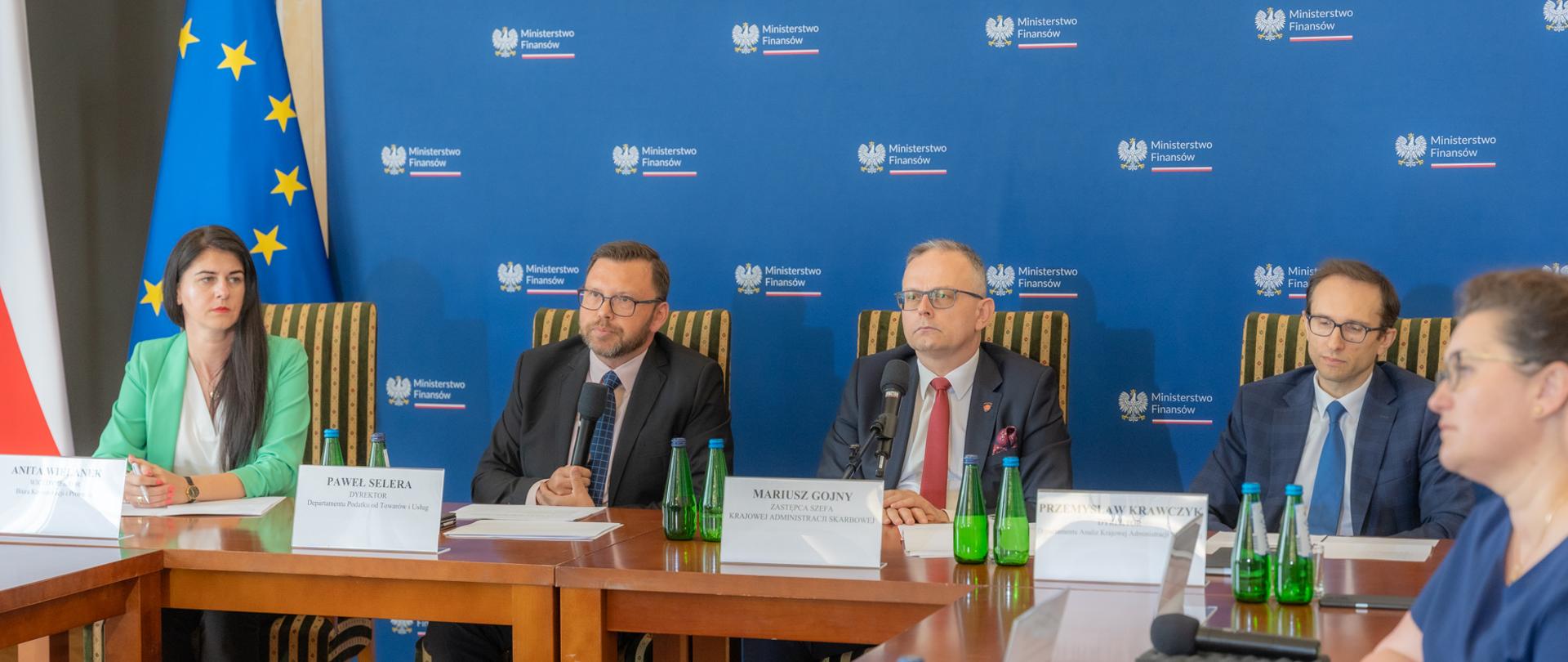 Konferencja MF, na zdjęciu m.in. Mariusz Gojny zastępca Szefa Krajowej Administracji Skarbowej.