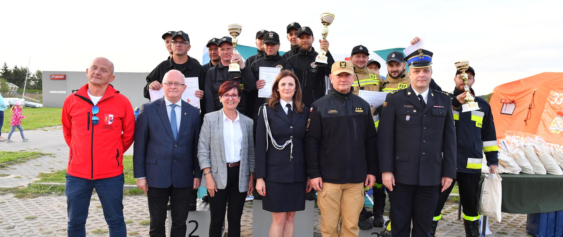 Na zdjęciu widzimy zaproszonych gości i organizatorów Mistrzostw oraz 3 najlepsze drużyny stojące na podium z nagrodami