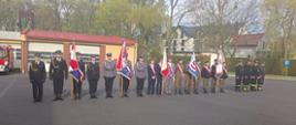 Poczty flagowe podczas apelu na placu KP PSP Olesno