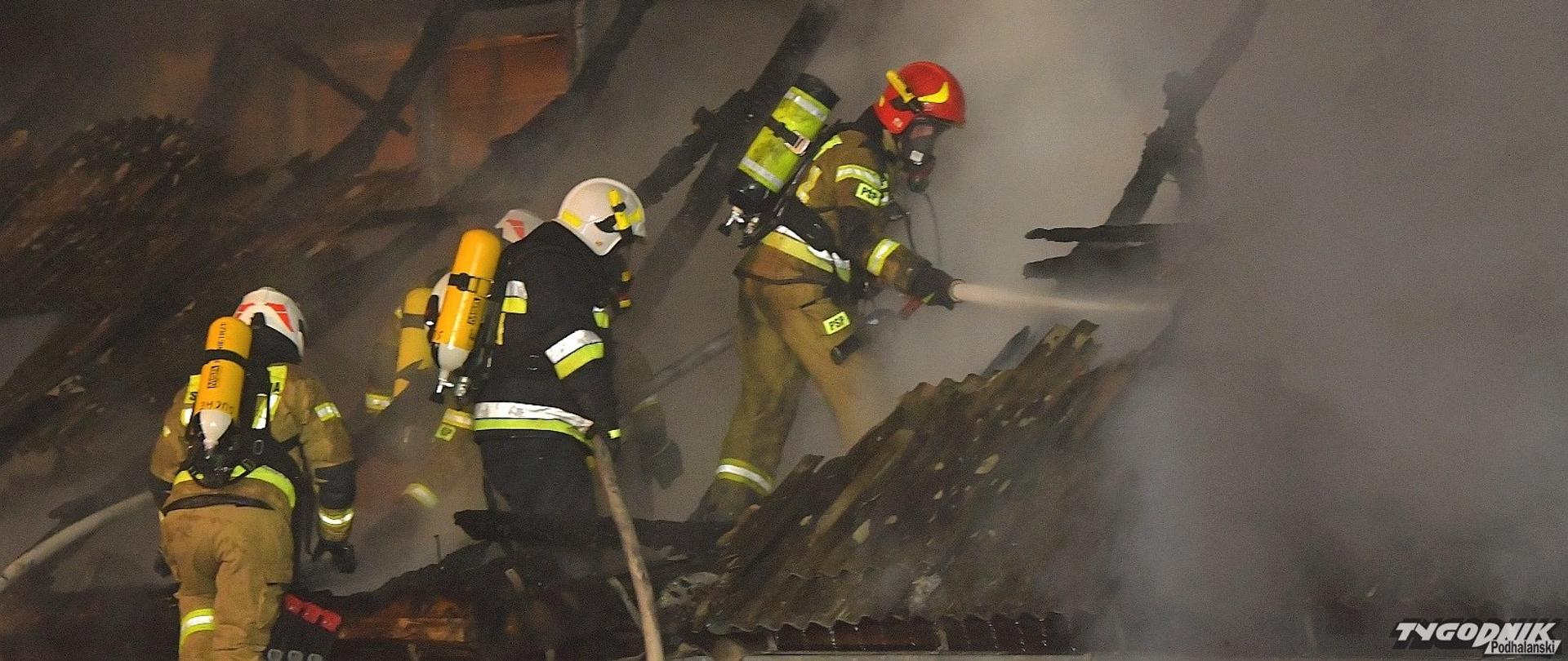 Strażacy na dachu dogaszają pożar