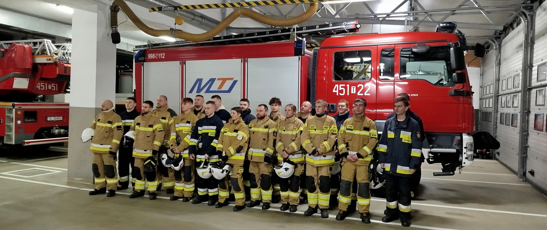 
Na zdjęciu widoczni są wszyscy strażacy-ochotnicy po zakończonym egzaminie szkolenia podstawowego strażaków ratowników ochotniczej straży pożarnej.