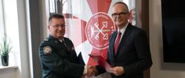 Insp. Piotr Szczepaniak Dyrektor Izby Administracji Skarbowej w Białymstoku i prof. dr hab. Robert W. Ciborowski, Dziekan Wydziału Ekonomii i Finansów UwB podczas podpisywania porozumienia o współpracy