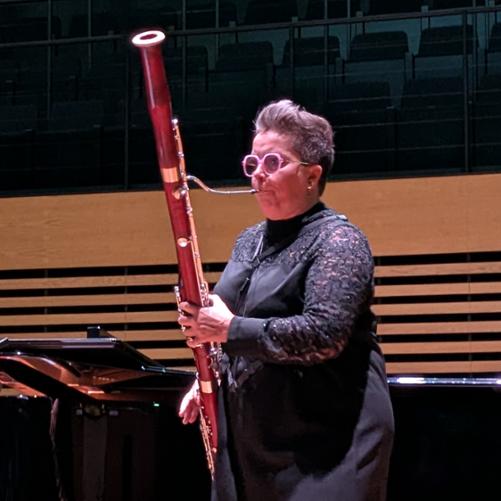 Kobieta gra na fagocie.