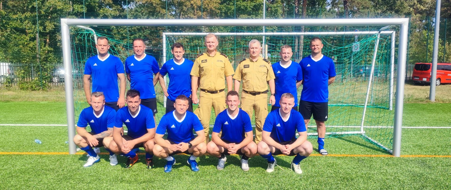 drużyna piłki nożnej KP PSP Kozienice na tle bramki piłkarskiej podczas pamiątkowego zdjęcia