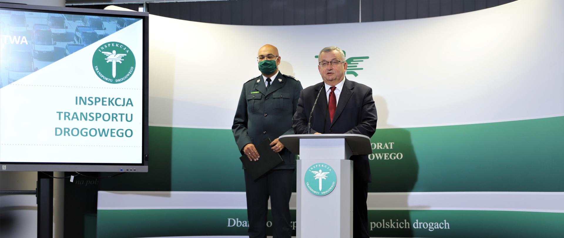Minister infrastruktury Andrzej Adamczyk oraz Główny Inspektor Transportu Drogowego Alvin Gajadhur.
