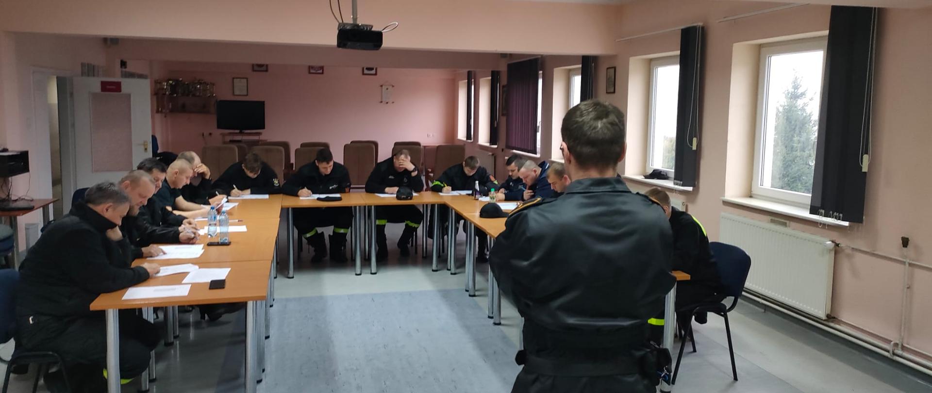 Zdjęcie przedstawia druhów podczas szkolenia naczelników.