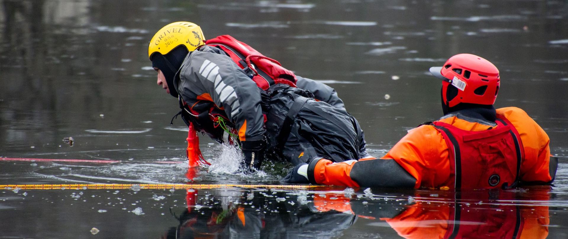 Samoratowanie strażaków z przerębla