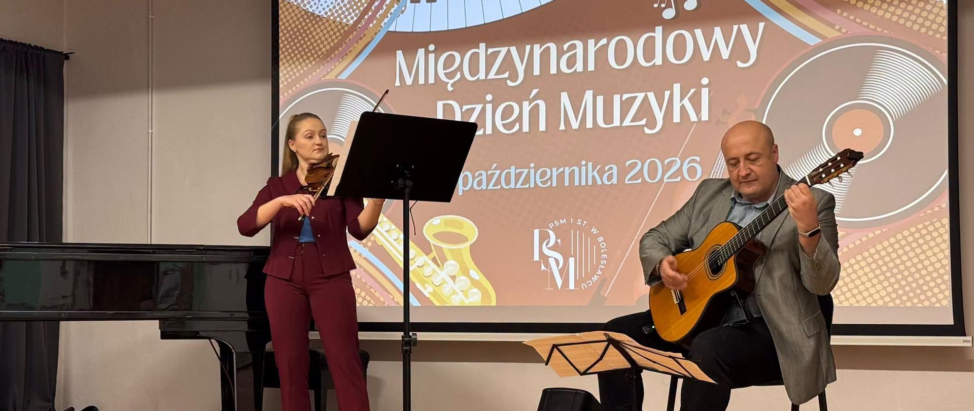 Zdjęcie przedstawiające wykonawców koncertu z okazji Międzynarodowego Dnia Muzyki, który odbył się 1 października 2026 roku w auli szkoły.