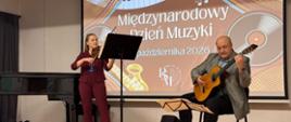 Zdjęcie przedstawiające wykonawców koncertu z okazji Międzynarodowego Dnia Muzyki, który odbył się 1 października 2026 roku w auli szkoły.