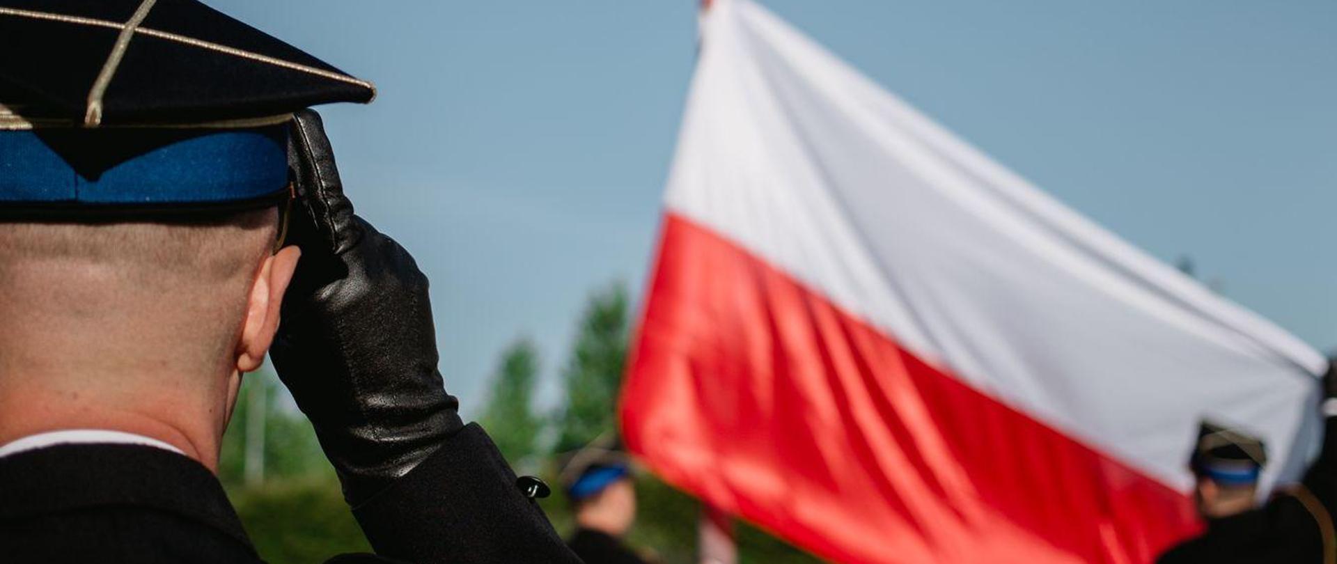 Na zdjęciu widać poczet flagowy KP PSP w Brzegu w umundurowaniu wyjściowym w momencie podnoszenia Flagi RP na maszt.