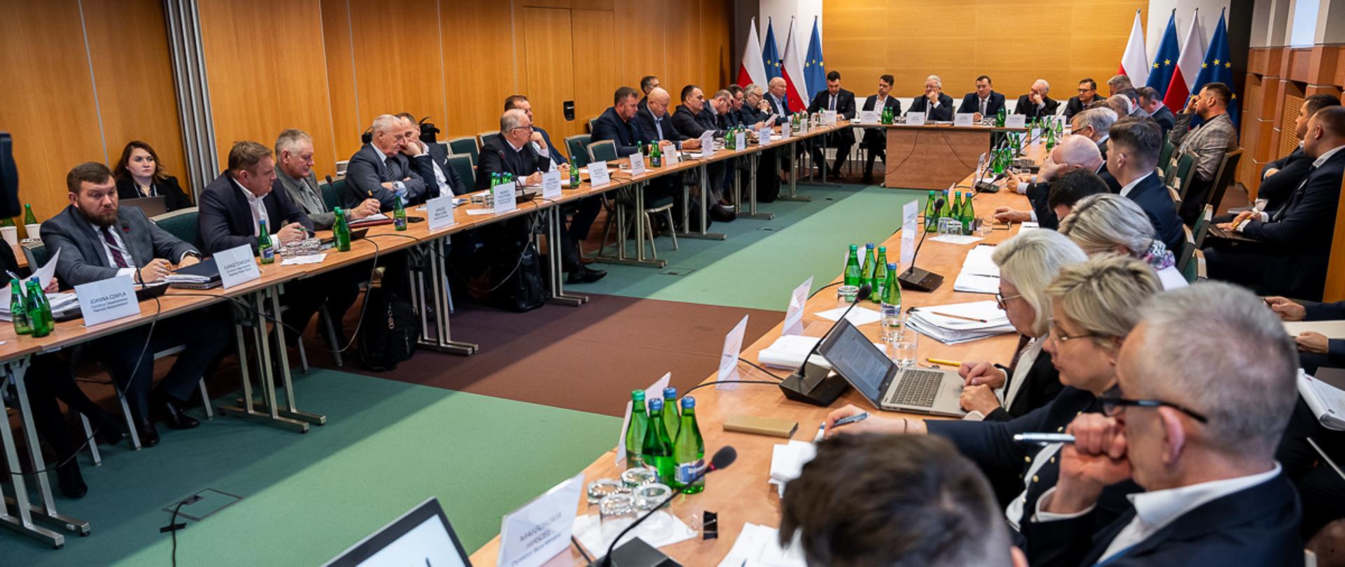 Minister Cz. Siekierski wraz z wiceministrami na spotkaniu z organizacjami rolniczymi (fot. MRiRW)