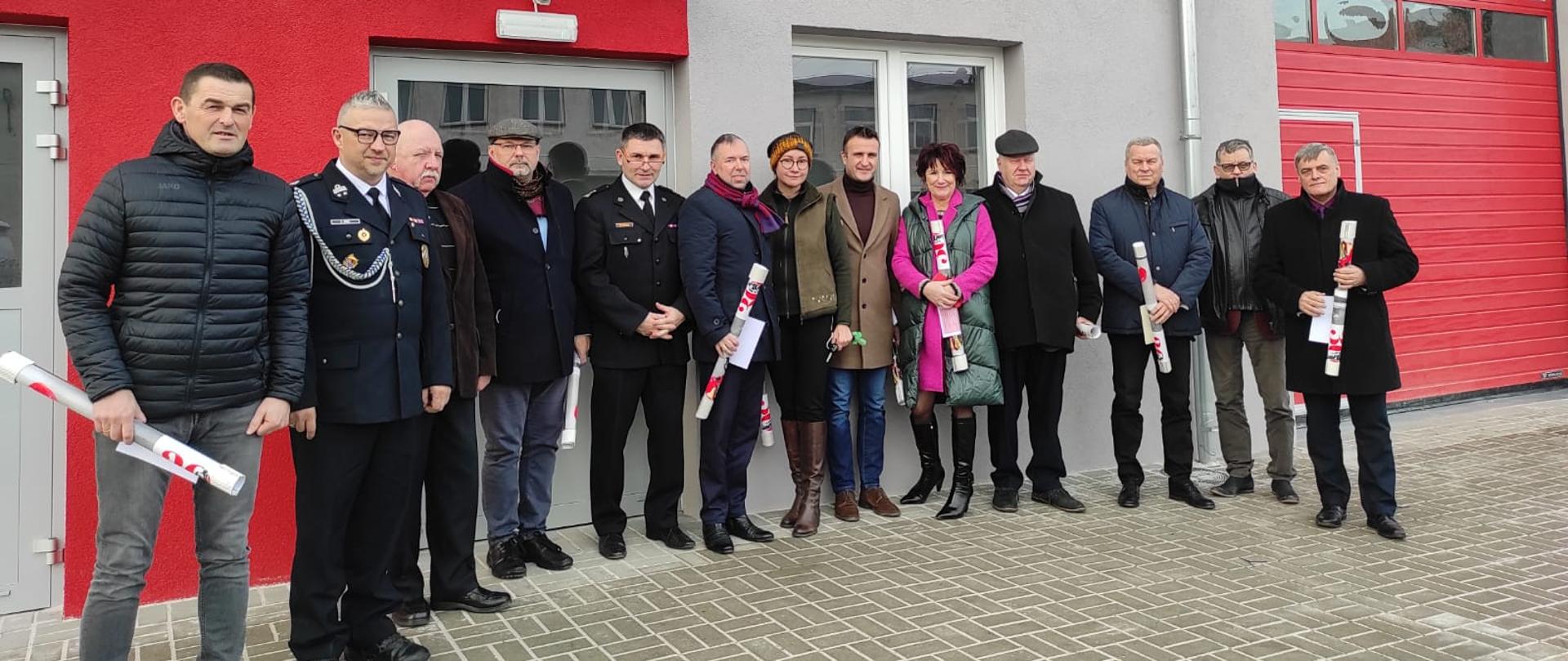 Zdjęcie przedstawia Członków Społecznego Komitetu Fundacji Sztandarów stojących przed budynkiem znajdującym się na terenie KP PSP w Lwówku Śląskim.