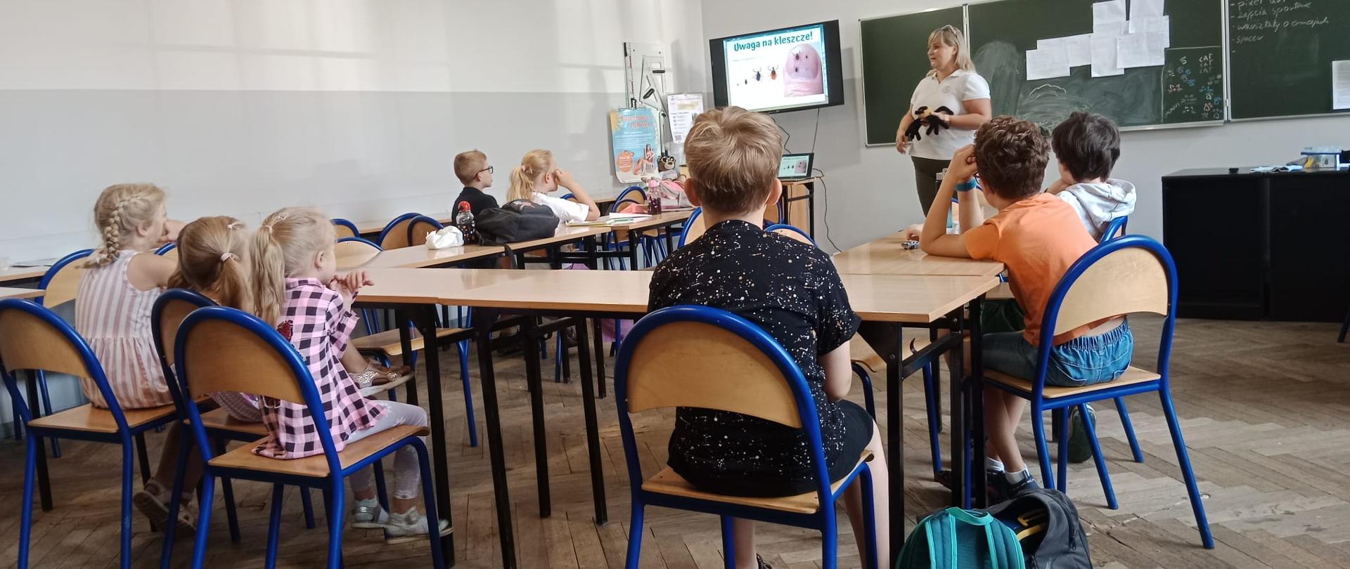 Zajęcia edukacyjne dla dzieci uczestniczący w półkoloniach Robocreator w Bytomiu
