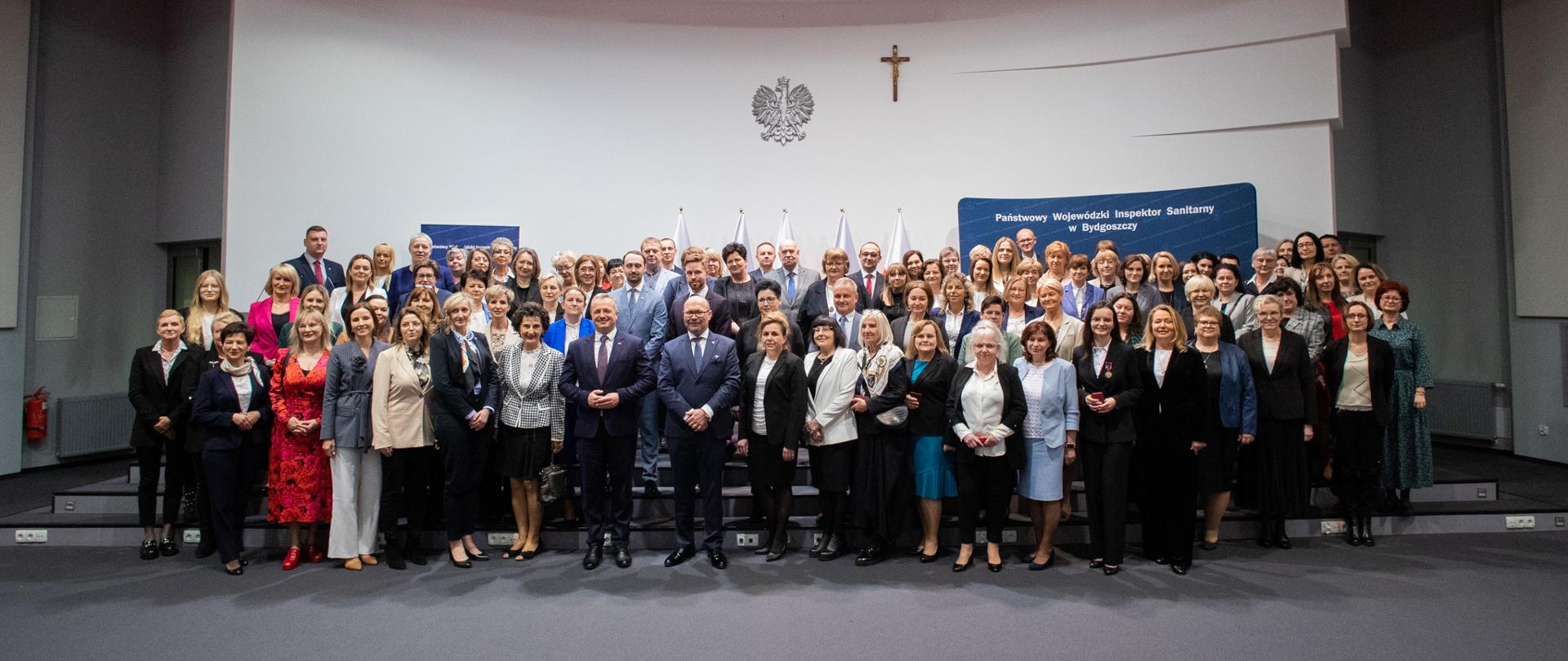 Wiele osób pozujących do wspólnego zdjęcia