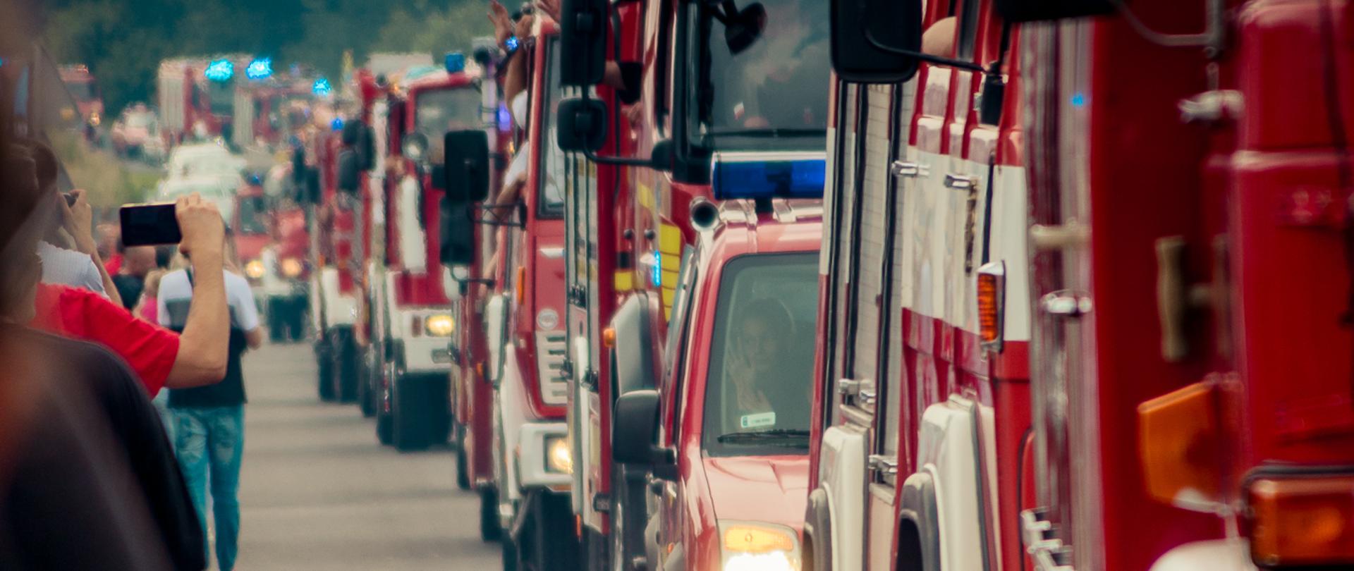 Na zdjęciu samochody pożarnicze ustawione w kolumnie podczas Korowodu Pojazdów Pożarniczych