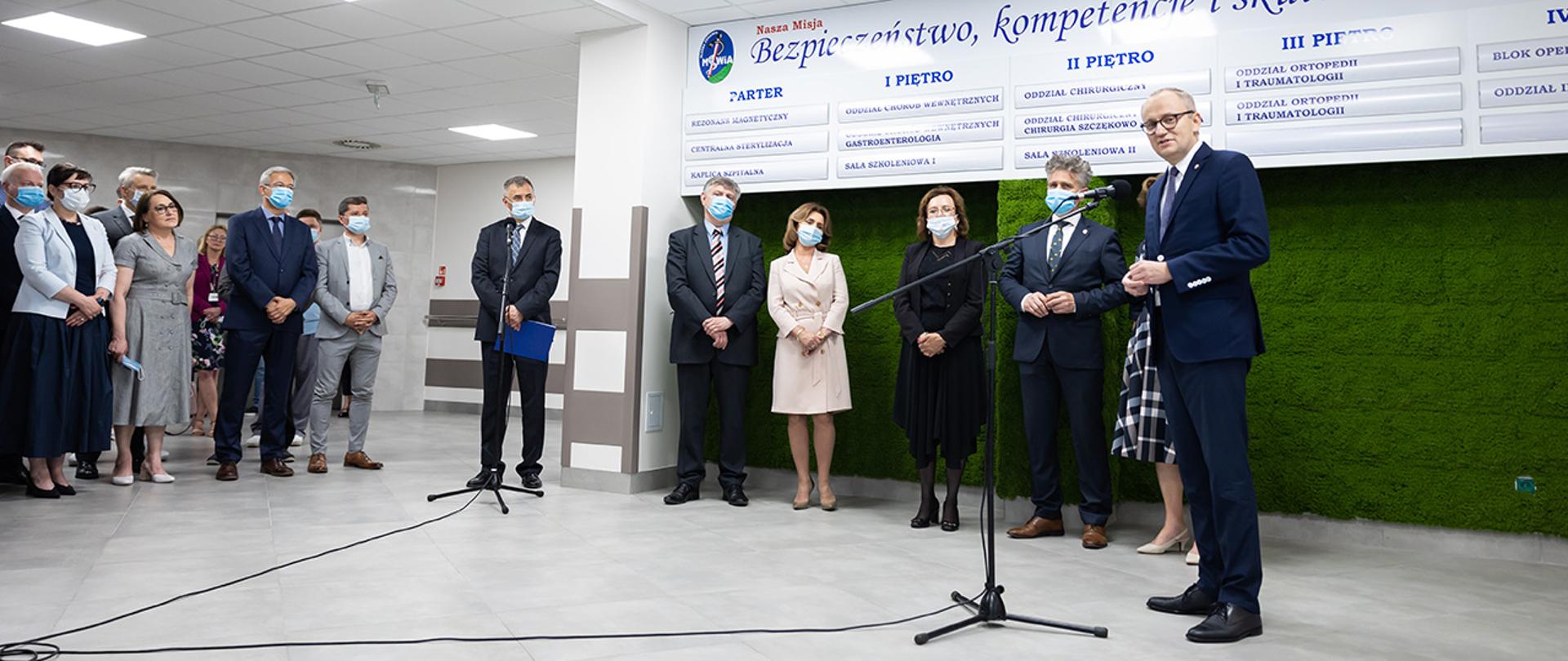 Wiceminister Błażej Poboży podczas briefingu dotyczącego otwarcia bloku operacyjnego w SP ZOZ MSWiA w Kielcach.