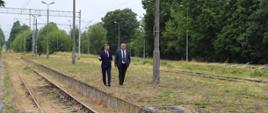 Minister infrastruktury Andrzej Adamczyk na peronie dworca kolejowego w Ciechocinku, którego remont jest planowany w przypadku rewitalizacji linii kolejowej 245 Aleksandrów Kujawski – Ciechocinek