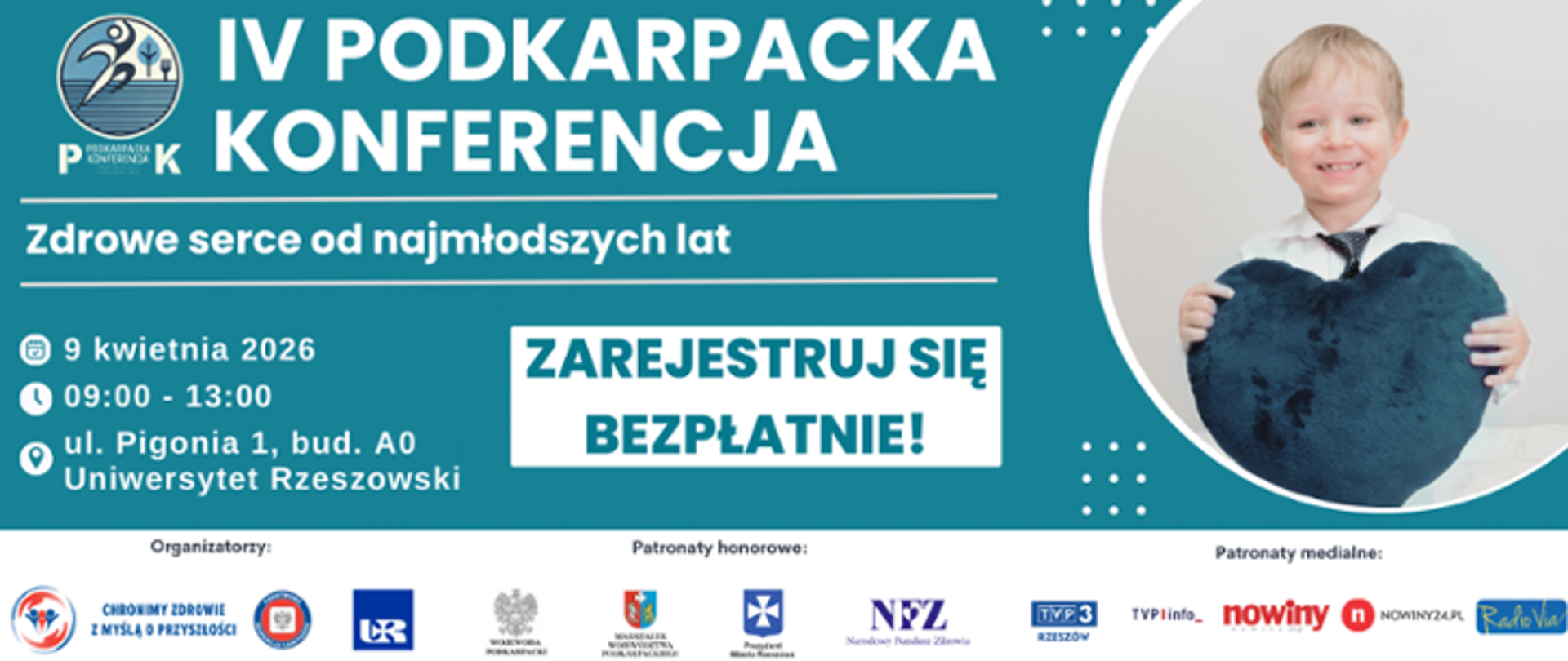 Baner informacyjny w kolorze turkusowym promujący „IV Podkarpacką Konferencję” pod hasłem „Zdrowe serce od najmłodszych lat”. Po prawej stronie znajduje się zdjęcie uśmiechniętego małego chłopca trzymającego w rękach poduszkę w kształcie serca. Na grafice podano szczegóły wydarzenia: 9 kwietnia 2026 r., godz. 9:00–13:00, Uniwersytet Rzeszowski, ul. Pigonia 1, budynek A0. Wyróżniony napis zachęca do udziału: „Zarejestruj się bezpłatnie!”. Na dole znajdują się logotypy organizatorów, patronów honorowych i patronów medialnych.