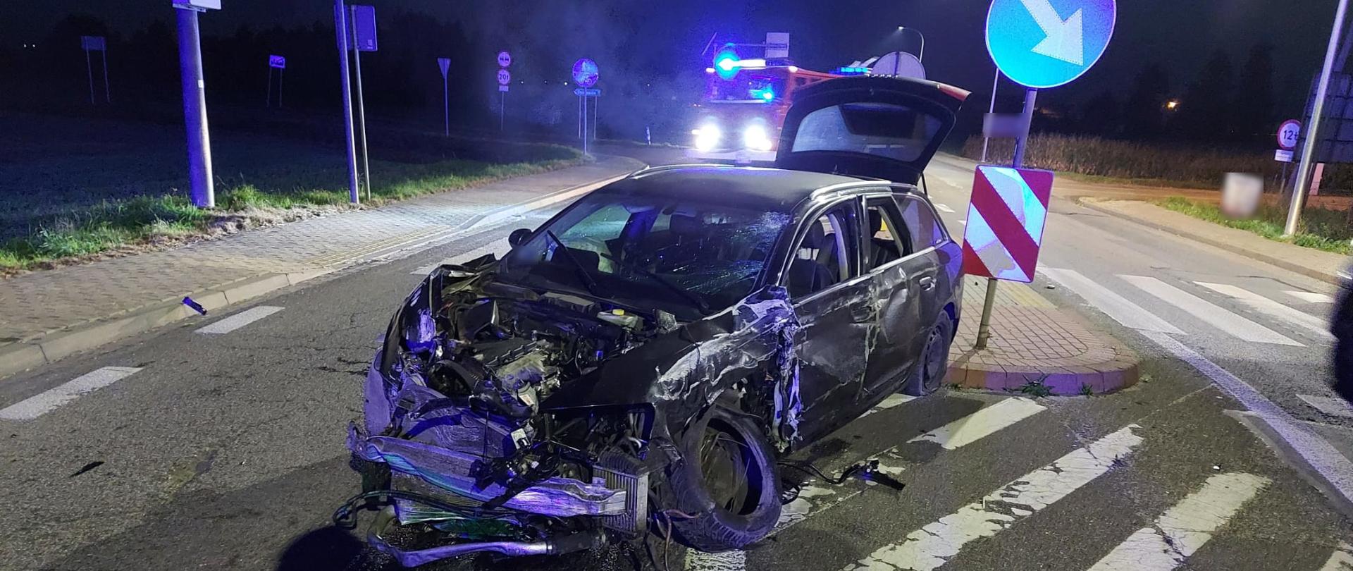 widoczne miejsce zdarzenia uszkodzone pojazdy oraz służby działające na miejscu.