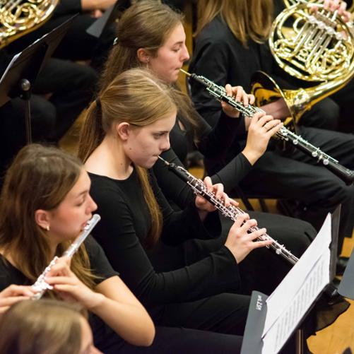 Zdjęcie przedstawia część orkiestry w tym dwie uczennice grające na obojach