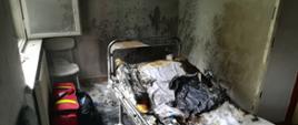 Pożar w szpitalu. Na zdjęciu widzimy pomieszczenie w którym doszło do pożaru, spalone łóżko.