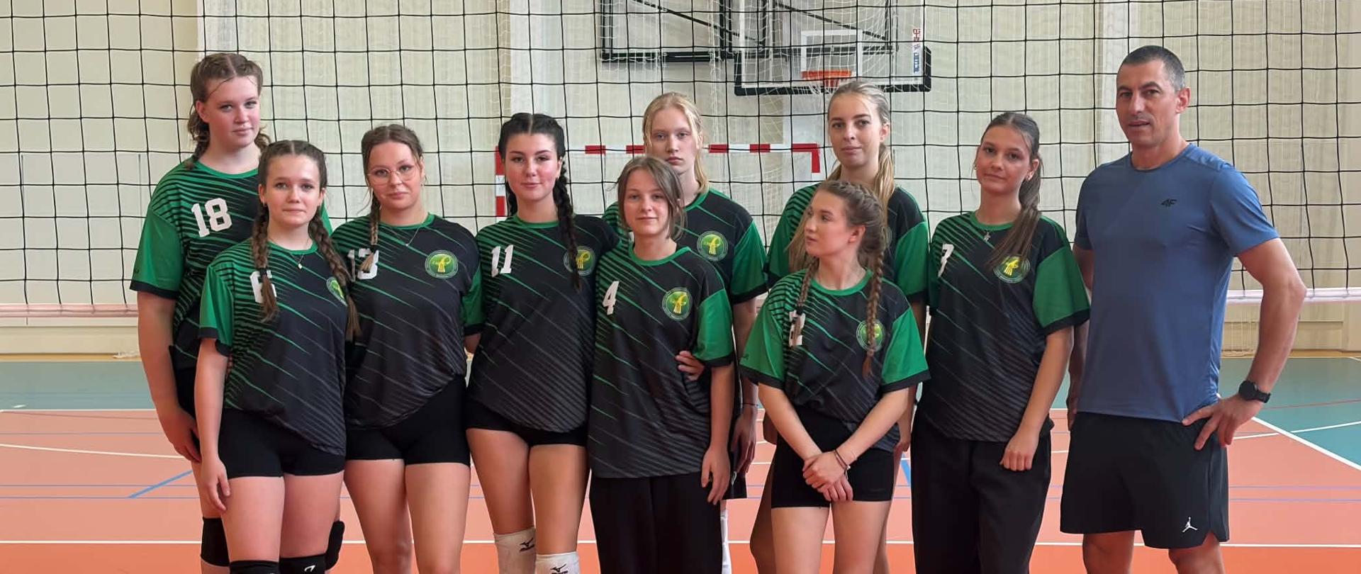 Zdjęcie z turnieju dziewcząt w piłce siatkowej