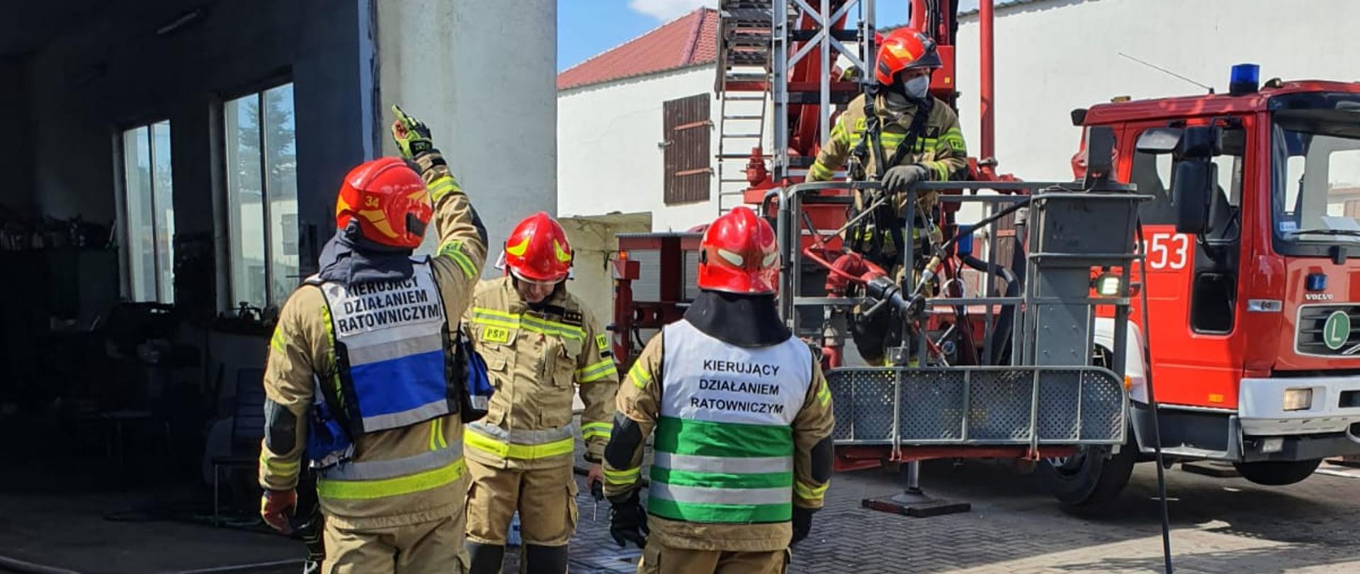 strażacy samochód czerwony podnoścni budynek