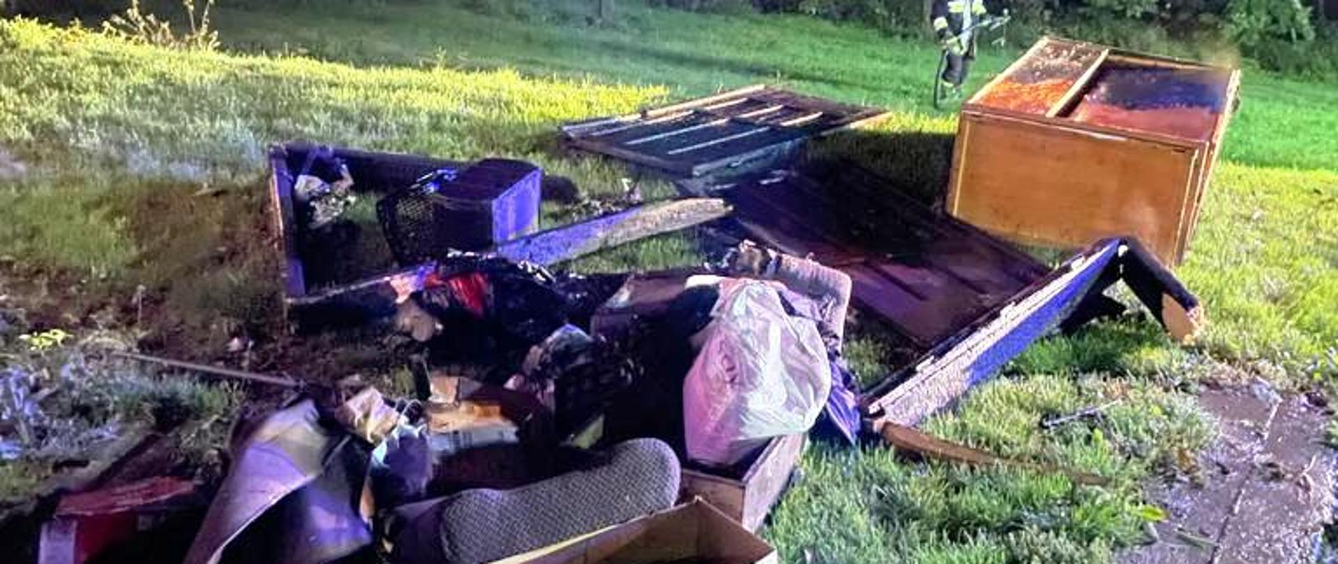 Spalone elementy piwnicy wyniesione na zewnątrz