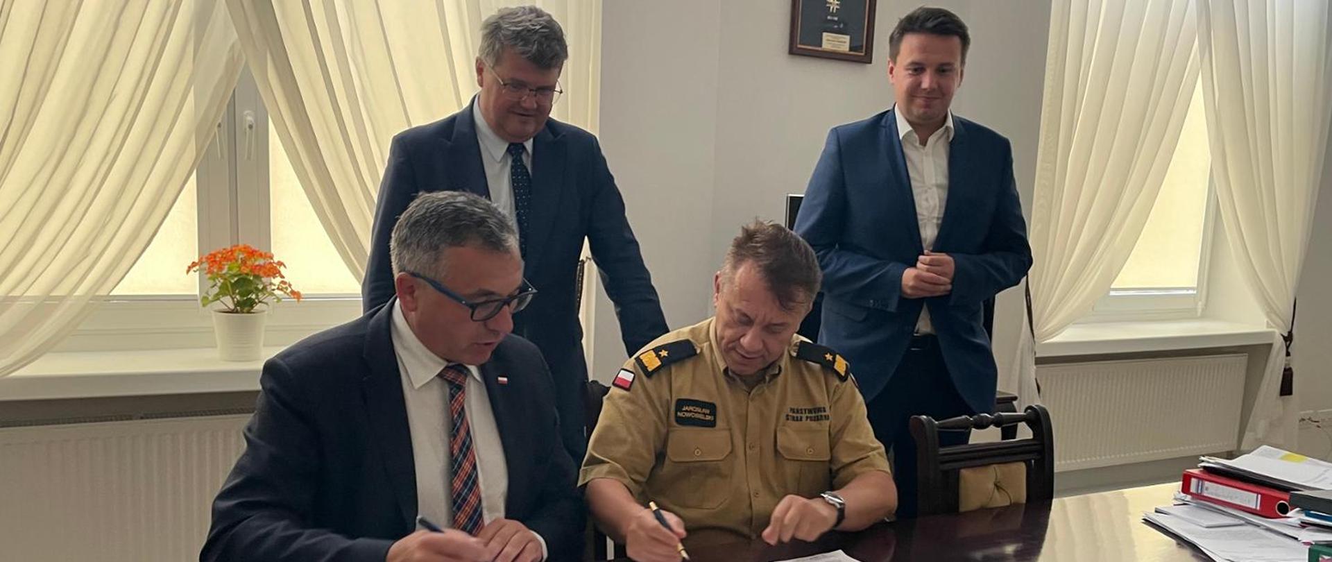 Na zdjęciu widoczny MKW oraz Prezes Zarządu WFOŚiGW w Warszawie podpisujący umowę 