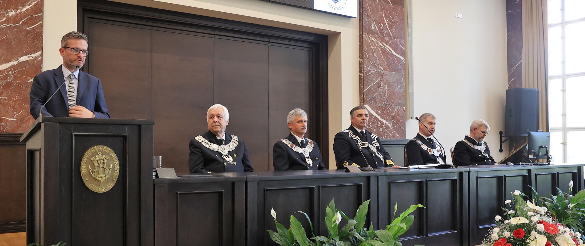 Wiceminister infrastruktury Grzegorz Witkowski w trakcie wystąpienia podczas obchodów 103. rocznicy szkolnictwa morskiego w Polsce w Uniwersytetu Morskiego w Gdyni, fot. UMG/Cezary Spigarski